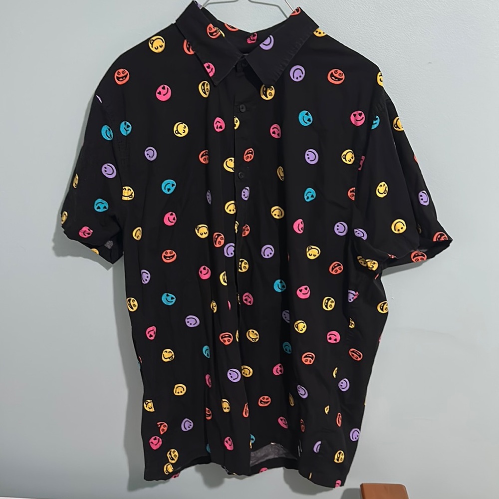 Emoji button down short sleeved shirt. Men’s XXL Hollister.